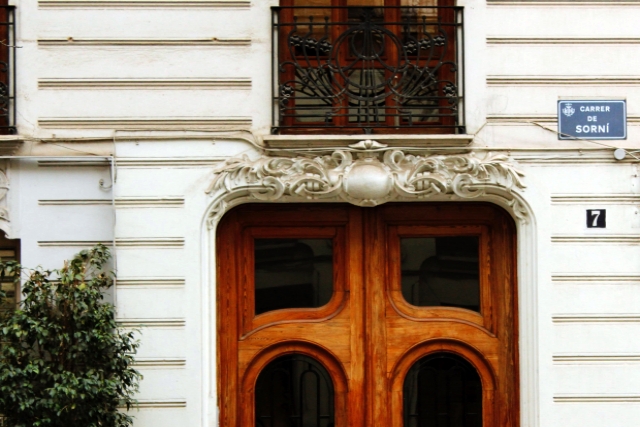 Puerta del edificio sede Cetecova Revolution